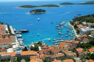 Hvar - Vista para a baía e o porto - Ilhas da Croácia - Conheça