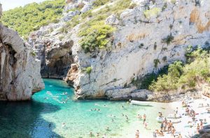 Vis - Praia Stiniva - Croácia - Ilhas da Croácia - Conheça